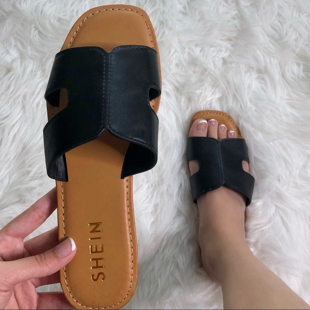 NEW! H cut out wide band flat slide sandals 🖤